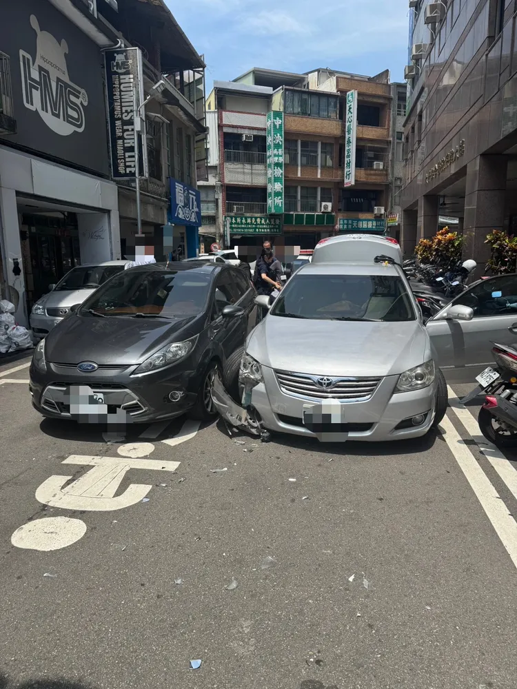 周男追撞前方轎車後被捕。民眾提供