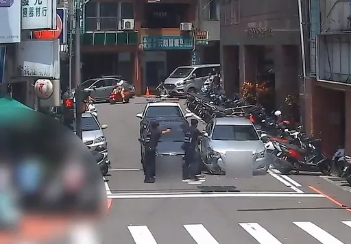驚險畫面曝光!停等紅燈被追撞 竟是毒品通緝犯逃避追捕