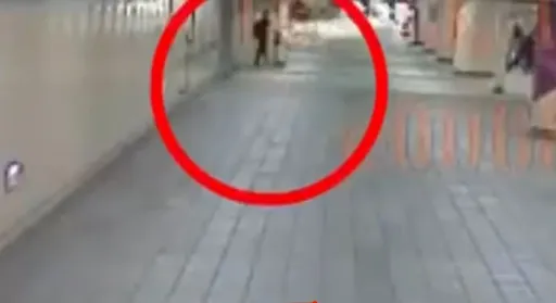 女大生練舞遇怪男「狂噴滅火器」譙髒話 眾人驚逃畫面曝