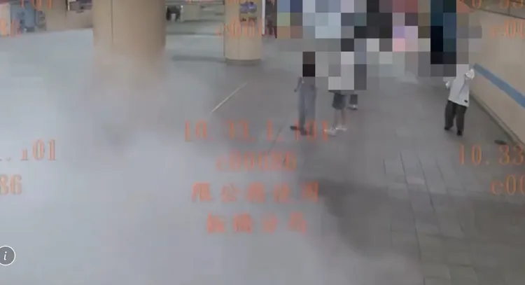 滅火器粉末逐漸散開，經過路人發現不對勁趕緊往其他方向躲避。翻攝畫面