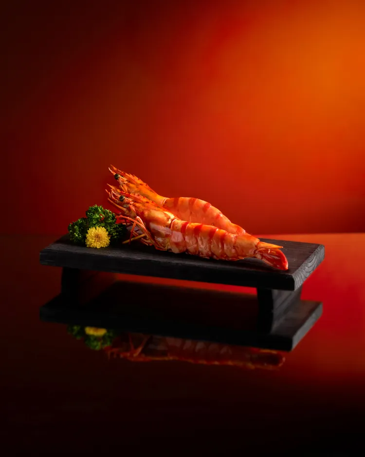 橘色涮涮屋「七夕限定 雙人海陸套餐」中海味主打「巨型黑虎蝦」每7隻即重達1公斤，肉質厚實且紮實彈牙。業者提供