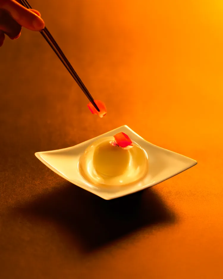 Extension 1 by 橘色七夕限定套餐中，以清甜爽脆的梅子晶凍作為用餐最後的一抹甜蜜。業者提供