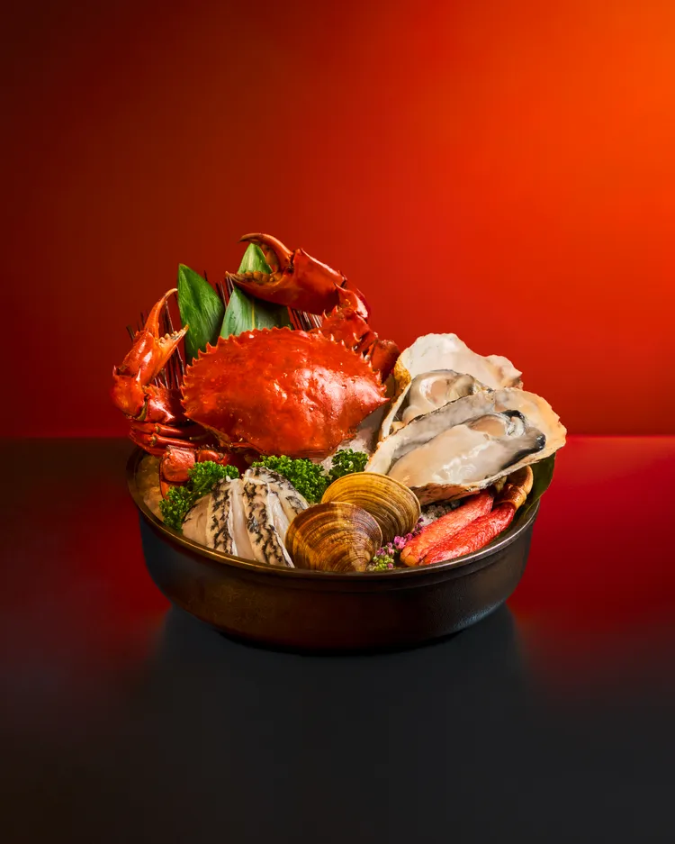 橘色涮涮屋「七夕限定 海陸雙人套餐」海鮮盤中包含當季豐腴的沙母，與來自日本宮城縣的生蠔、澎湖牛奶貝、松葉蟹腳等精選海饗。業者提供