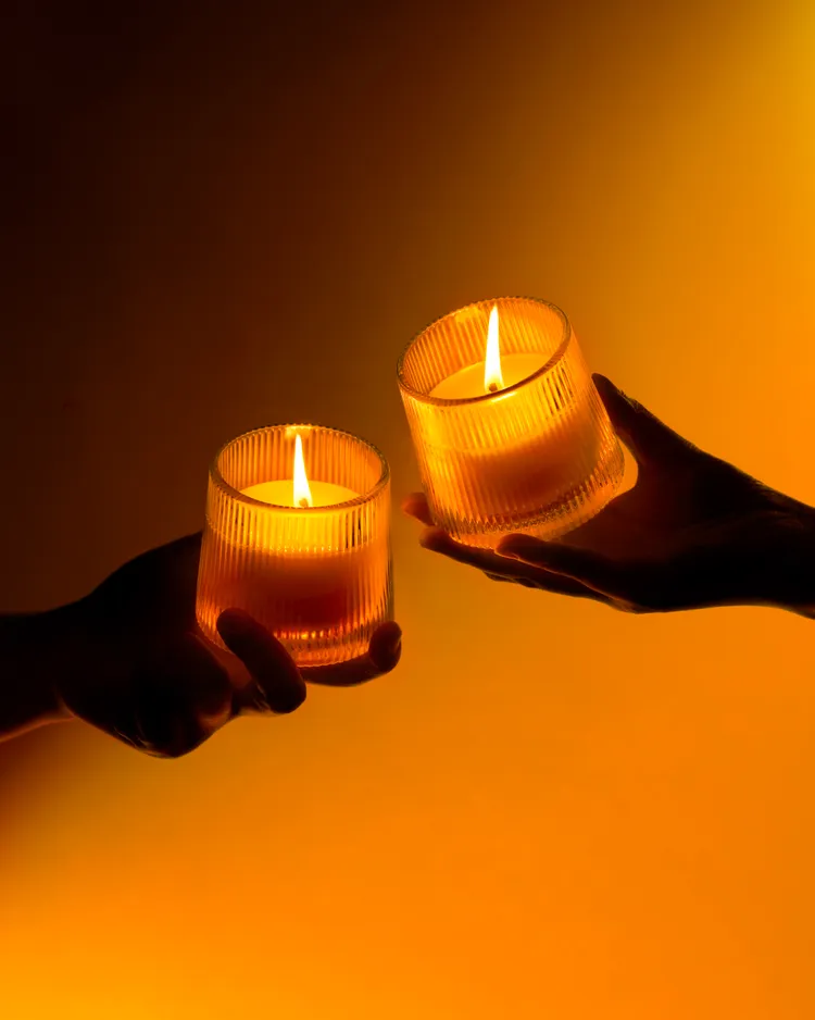 橘色涮涮屋及Extension 1 by 橘色將悉心修整肉品後的油脂，賦予新的生命，製成「七夕限定告白蠟燭」，在燭光的暖意下延續永續的初衷，讓情感的傳遞更具意義；凡點購七夕套餐即贈一份。業者提供