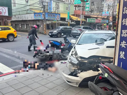 無照男開車暴衝逆撞7車釀6傷 「騎士連環倒趴地」驚悚瞬間曝