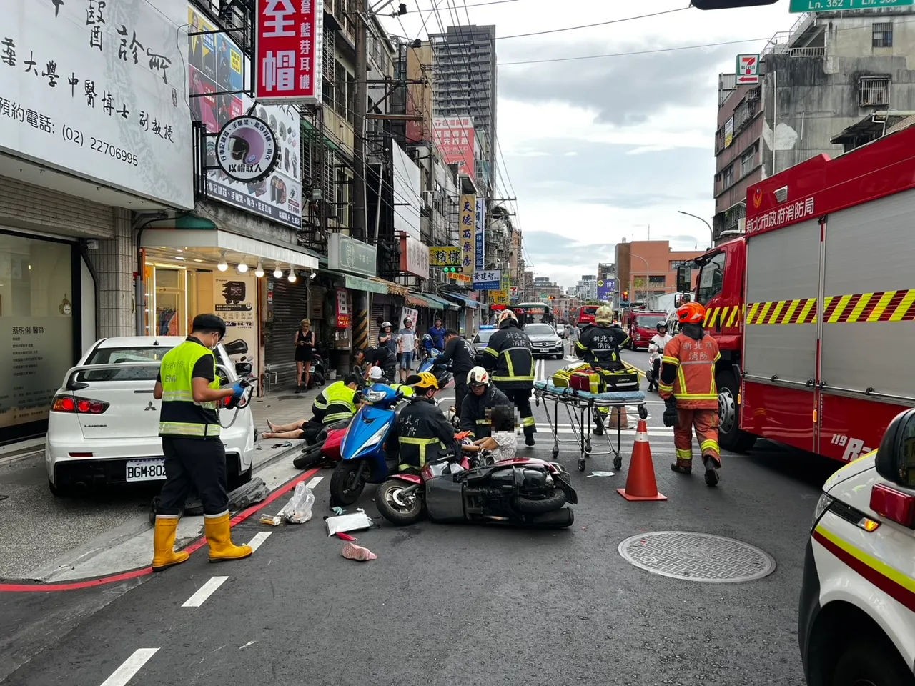 面对突如其来的飞车冲撞,多辆机车被撞得东倒西歪,骑士更因此喷飞重摔。翻摄画面