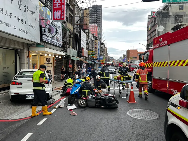 面對突如其來的飛車衝撞，多輛機車被撞得東倒西歪，騎士更因此噴飛重摔。翻攝畫面