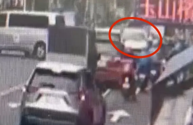 白車從對向車道斜衝過來，撞翻了正要起步的機車群。翻攝畫面