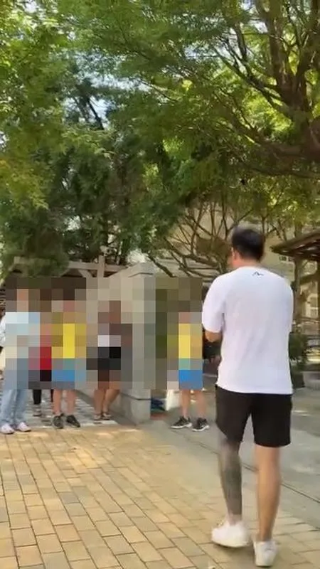 黃姓家長在學校旁舉辦反霸凌音樂會遭驅離，改在校門前痛訴孩子遭霸凌的過程。民眾提供