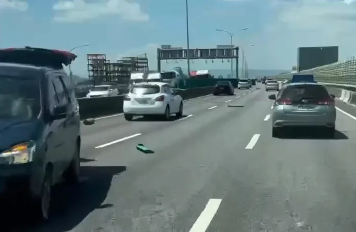 分隔島防眩柱被撞斷了好幾根。翻攝Threads