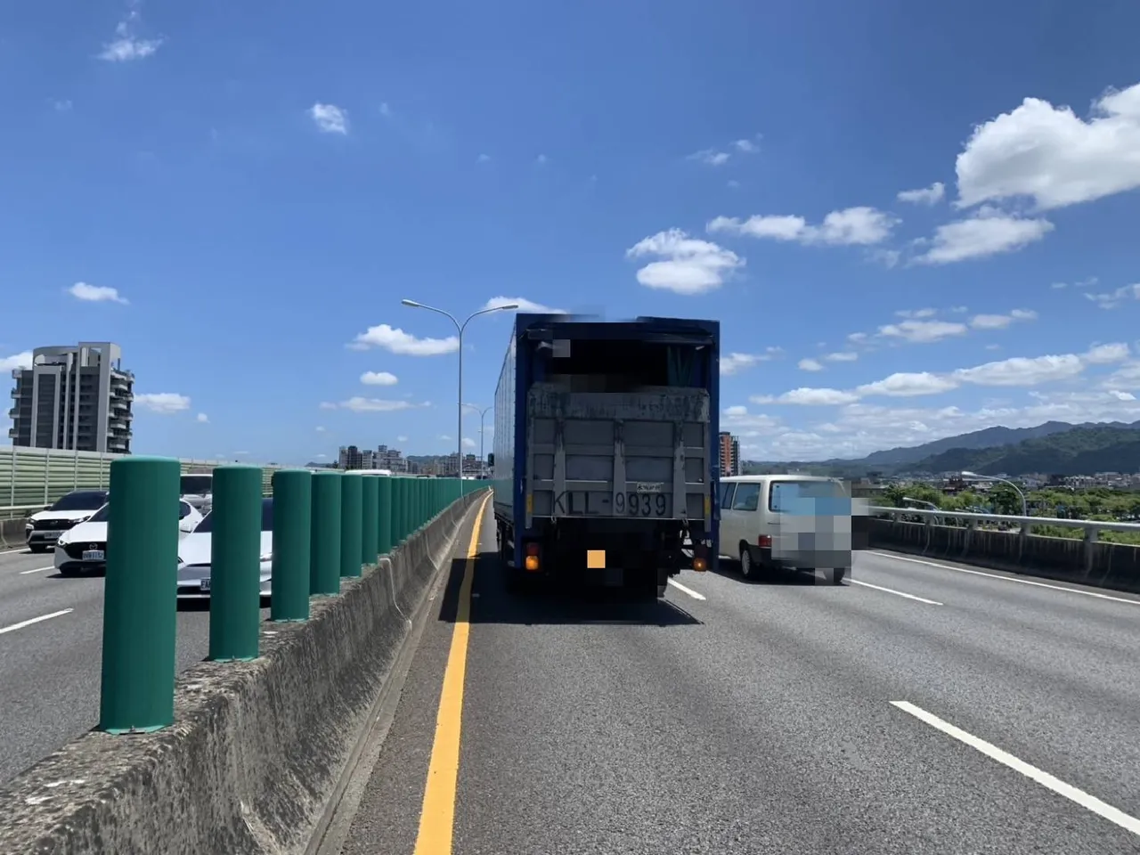 肇事大货车。民众提供