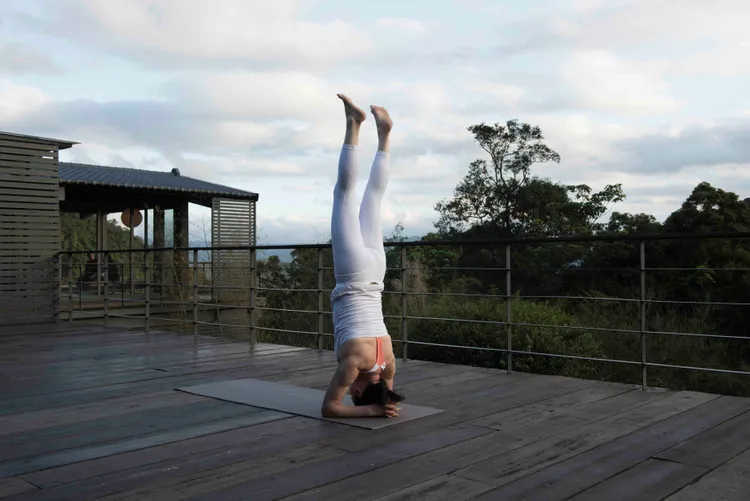 陸小芬每天都會花時間倒立。一束光影藝提供