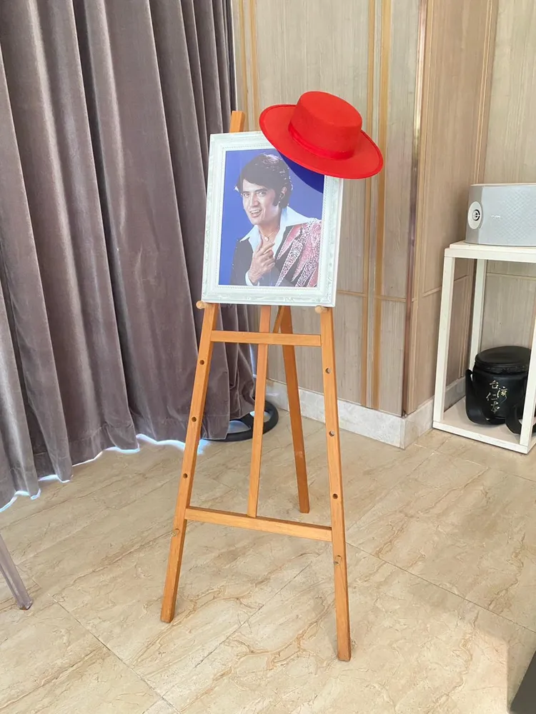 林沖兒子保留紅帽，盼透過賀連華未來的演出，讓人藉著它回想林沖的舞台風華。林凱文提供