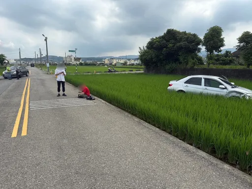 苗栗男超車不慎擦撞前車 衝進稻田1秒置身「田中」