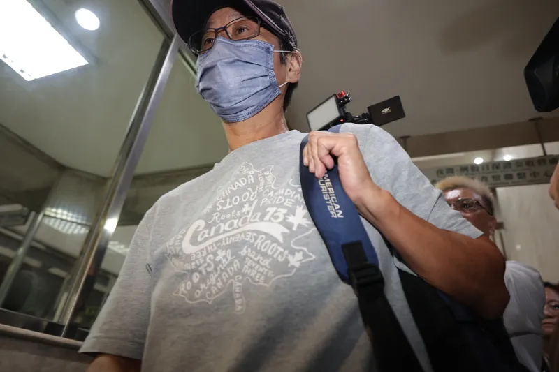 台师大女足前教练周台英遭约谈,移送北检复讯时,面对镜头不发一语。中央社
