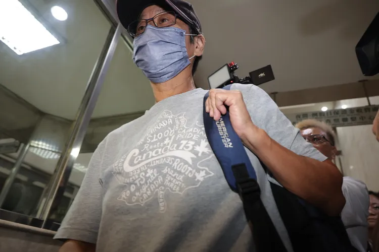 台師大女足前教練周台英遭約談，移送北檢複訊時，面對鏡頭不發一語。中央社