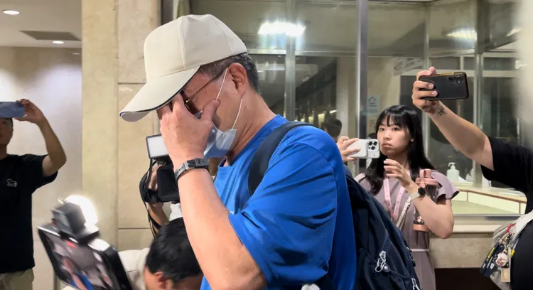 陳忠慶晚間抵達北檢不發一語，見到大批媒體頻用手遮眼臉部。謝亞庭攝