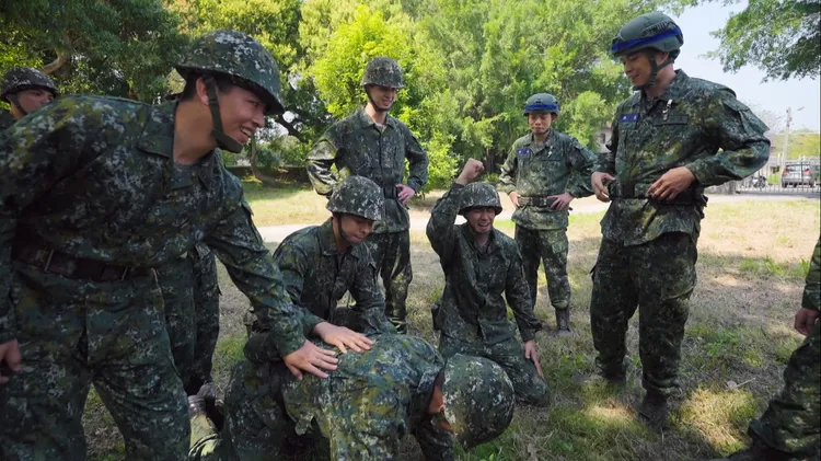 阿夫（中）因跑五百障礙賽累倒，星兵們紛紛關心他的狀態。台視提供