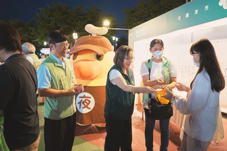 南市府經發局長張婷媛昨天到花園夜市發放50元銅板券。市場處提供