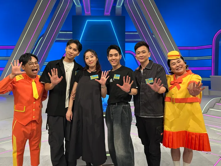 準媽媽蔡頤榛（左三）及老公張皓羽（左二）、演員陳彥嘉、魔術師好友朱宣翰，蔡頤榛希望兒子帶財搶百萬。公視台語台提供