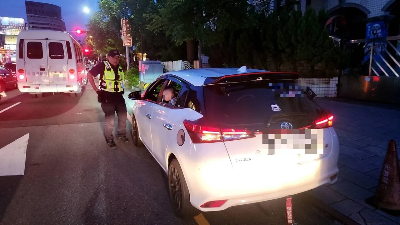 朱男夫妻倆焦急的想送未滿周歲的孩子就醫,不料車子卻在路中拋錨。翻攝畫面