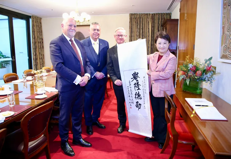 盧秀燕與新南威爾斯州議會上議院議長 Ben Franklin(右二)等人合照。市府提供