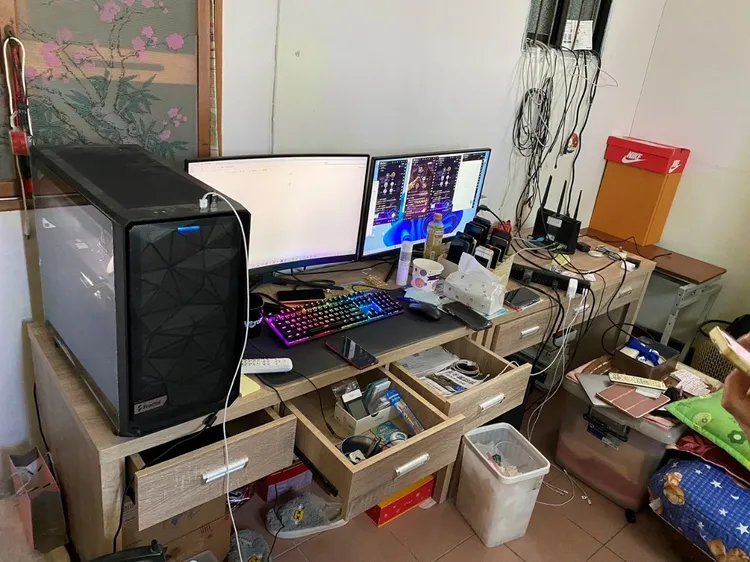 警方破獲該集團機房。警方提供