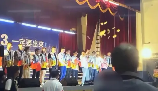 罗明才反罢晚会吃屎哥乱入撒冥纸闹场 现场画面曝光!警压制带回