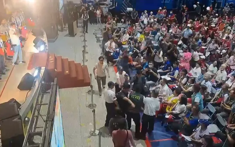 現場警力立即將男子壓制帶走。翻攝畫面