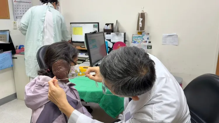 阿莎的主治醫師黃介琦為她做初步的治療評估。大林慈濟醫院提供