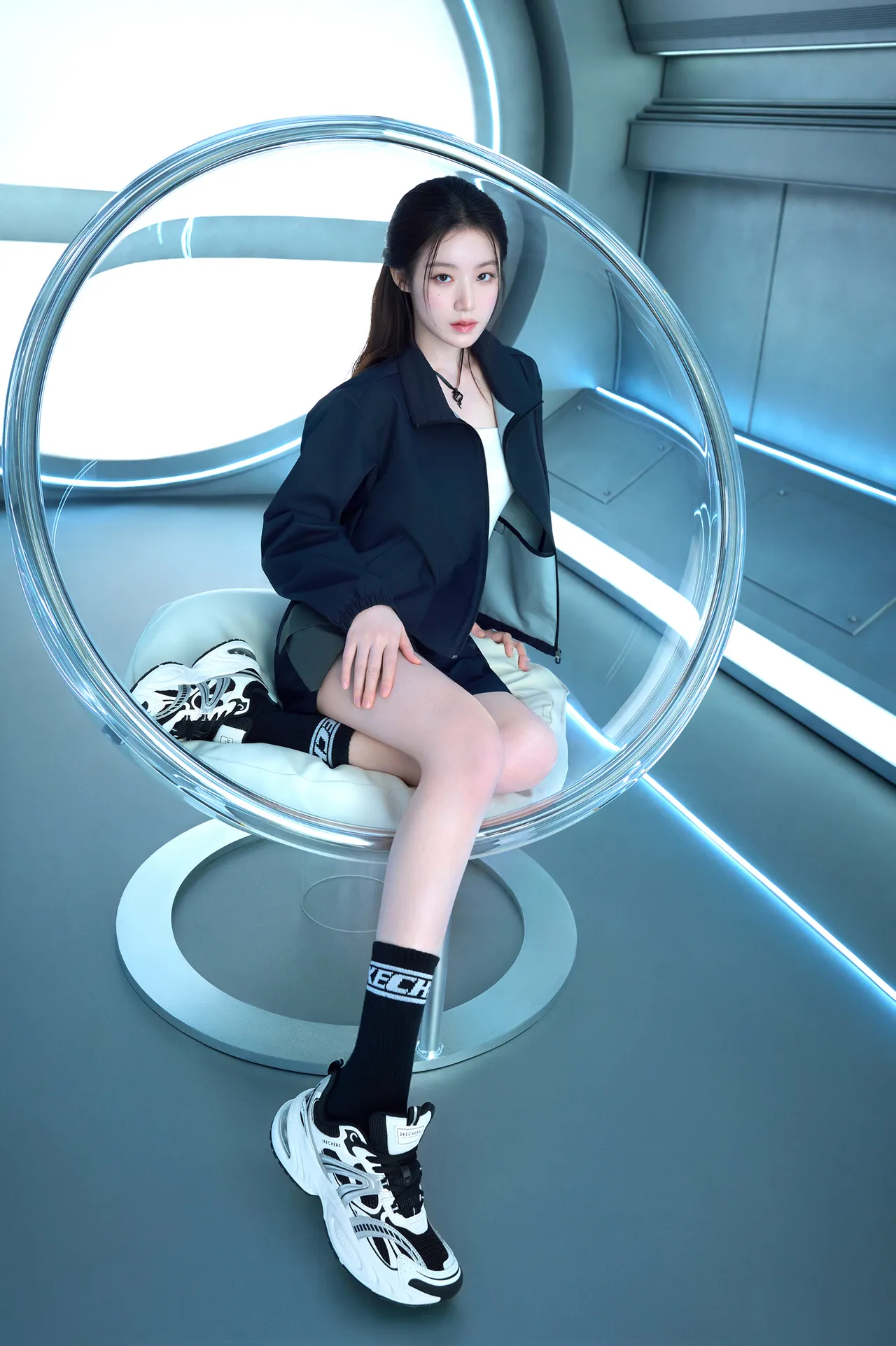 舒华晒出美腿演绎SKECHERS鞋款。品牌提供