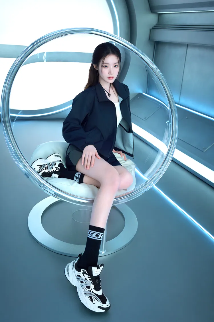 舒華曬出美腿演繹SKECHERS鞋款。品牌提供