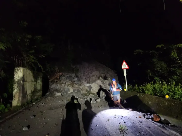 台7線33K（羅浮往後山處）邊坡突然落石大坍方，造成道路中斷。翻攝桃園市復興區公所粉專