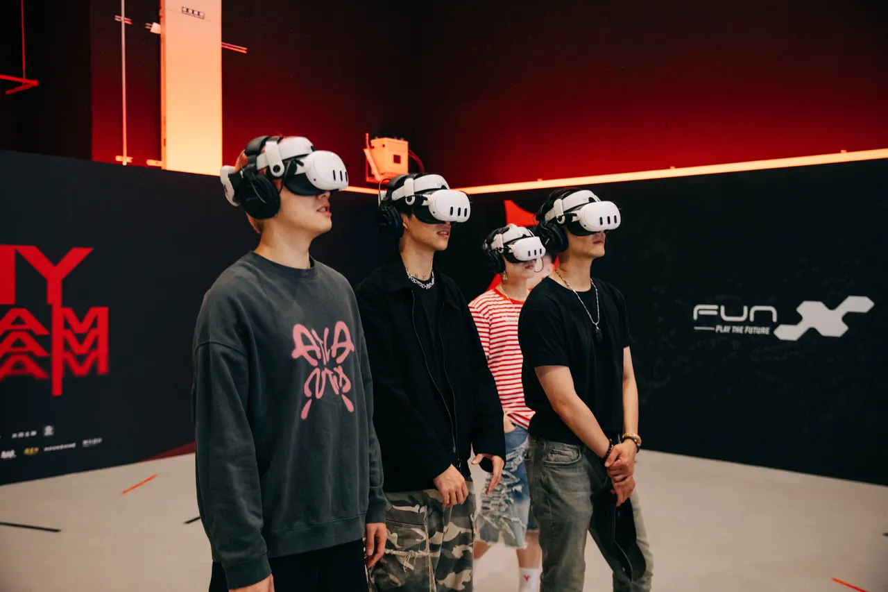 U:NUS成员亲自戴上头盔体验展览互动。Funique 、滚石唱片提供