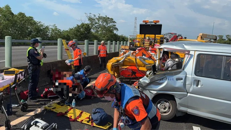 車禍現場一片狼藉。民眾提供