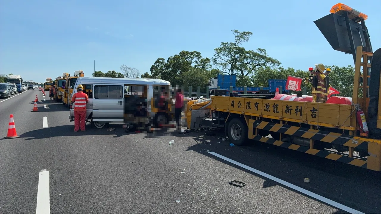廂型車撞上防撞車,現場一片狼藉,占用中線、內側車道。民眾提供