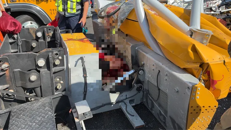 撞擊力道大，疑似有球員噴出車外。民眾提供