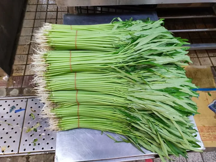 空心菜价格回稳,两把50元的价格已经可以看到。翻摄自廖炯程脸书