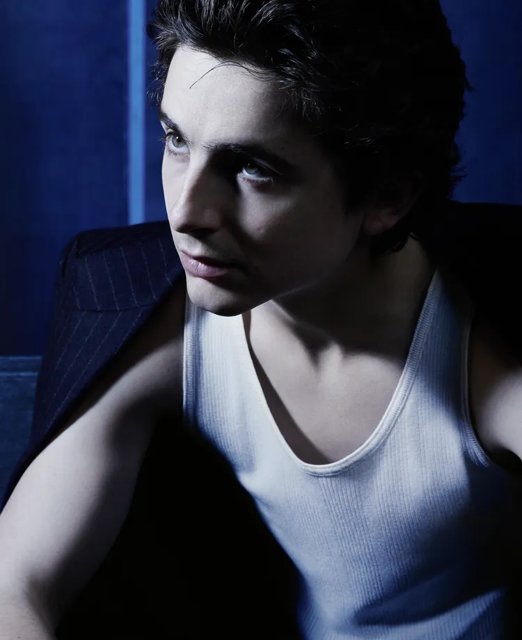 甜茶拍攝的香奈兒藍色男性淬煉香精全新形象廣告曝光。品牌提供