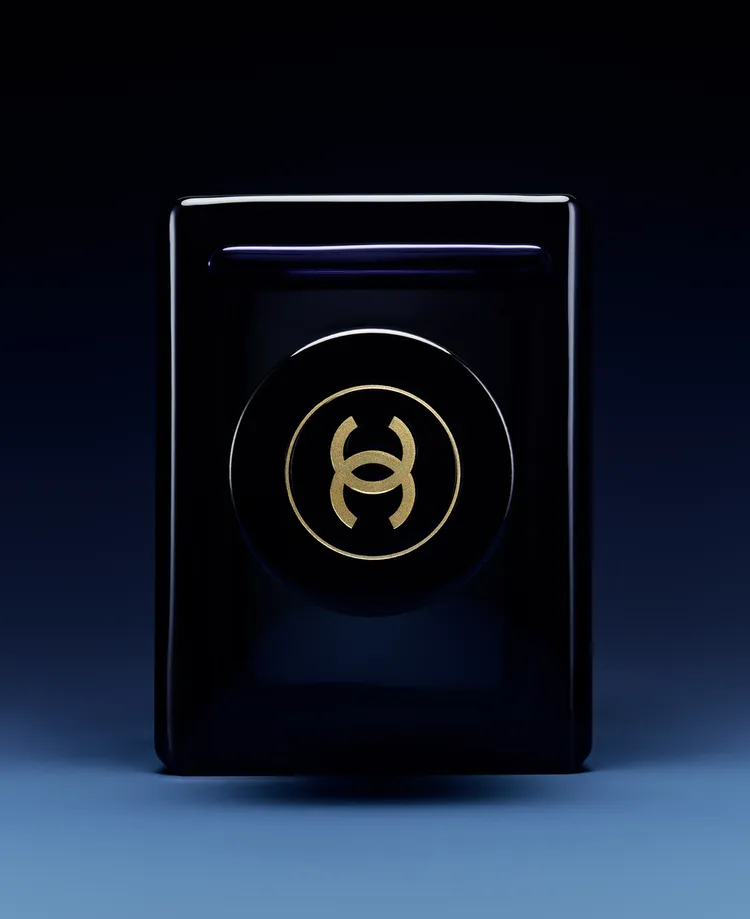 香奈兒藍色男性淬煉香精瓶蓋。品牌提供