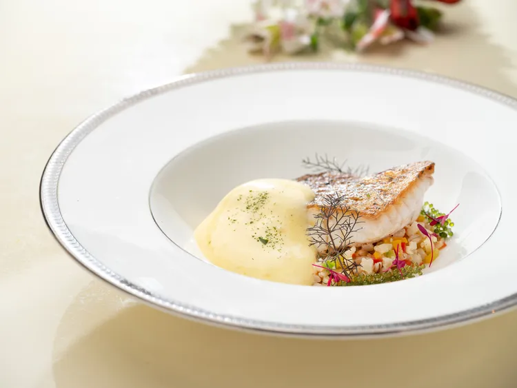 文華Café「平日午間饗．吃．吧」推出全新季節主餐，「香煎海石斑佐百香果沙巴雍醬」感受季節專屬的明亮果酸香氣。台北文華東方酒店提供
