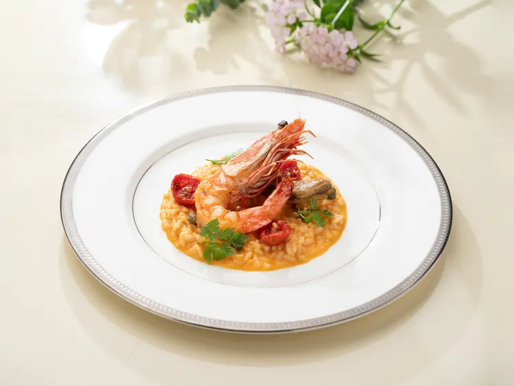 文華Café「平日午間饗．吃．吧」推出全新季節主餐，「油封九孔鮑及海虎蝦海鮮燉飯」散發盛夏海洋的鹹香氣息。台北文華東方酒店提供