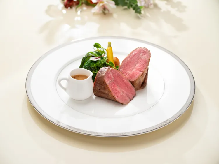 文華Café「平日午間饗．吃．吧」推出全新季節主餐，「炙烤伊比利豬梅花佐法式芥末醬汁」獨享豐滿美味令人大呼過癮。台北文華東方酒店提供