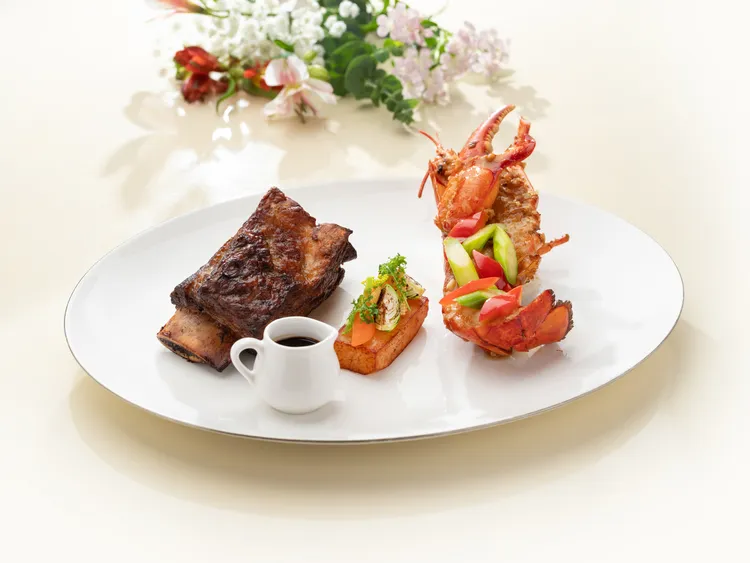 文華Café「平日午間饗．吃．吧」推出全新季節主餐，「爐烤美國Prime帶骨牛小排及X.O.醬波士頓龍蝦」以奢華雙饗帶來夏日午間的極致盛宴。圖北文華東方酒店提供