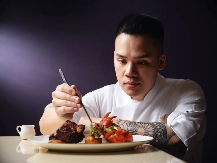 台北文華東方酒店文華Café迎來新任主廚盧奕翔，擁有逾10年豐富的中西餐經驗與國際視野，以新穎靈活的創意巧思，重新建構法式經典風味，勾勒出季節光影與味蕾印象。台北文華東方酒店提供