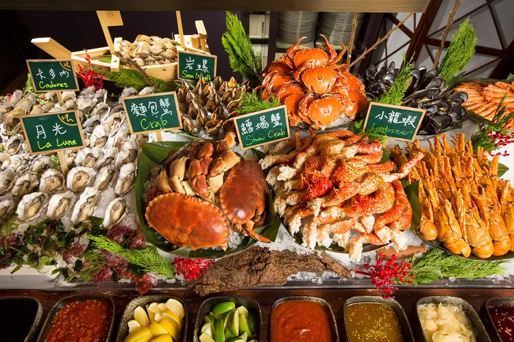 文華Café「週末午間鮮．吃．吧」海鮮餐檯暢快享用多款嚴選季節海鮮。台北文華東方酒店提供