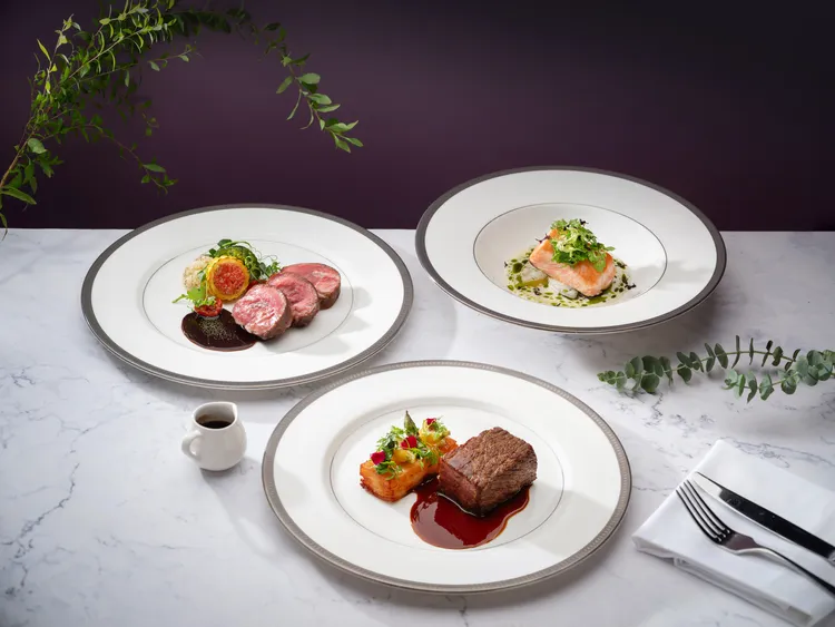 台北文華東方酒店文華Café於週五至週日「週末午間鮮．吃．吧」推出全新季節主餐，(由左至右)「爐烤澳洲小羔羊肩佐紅酒薄荷醬汁」、「炙燒日本A3紐約客佐黑松露醬汁」及「嫩煎紐西蘭國王鮭魚佐香檸蒔蘿醬汁」，恣享盛夏美味。台北文華東方酒店提供