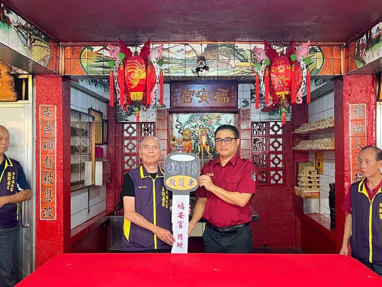 第六大隊副大隊長李建霖代表受贈。翻攝畫面