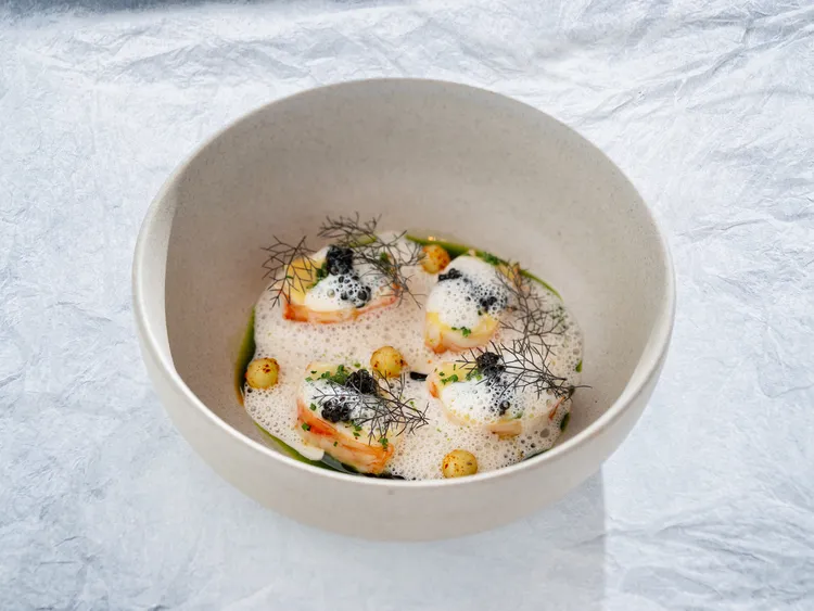 「Bencotto」夏季套餐「奶油台灣龍蝦、小黃瓜、魚子醬、松子高湯」，肉質彈牙的龍蝦添入奶油燉煮後蘊藏著香醇氣息。台北文華東方酒店提供