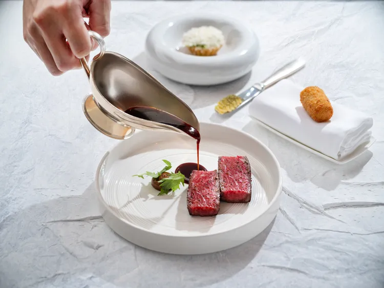 「Bencotto」夏季套餐「炙烤 F1 和牛紐約客、黑蒜、紅酒醬汁、凱薩沙拉、馬鈴薯」，主廚並特別發揮巧思將共享佳餚的豐盛細膩化作獨享精緻美饌。台北文華東方酒店提供